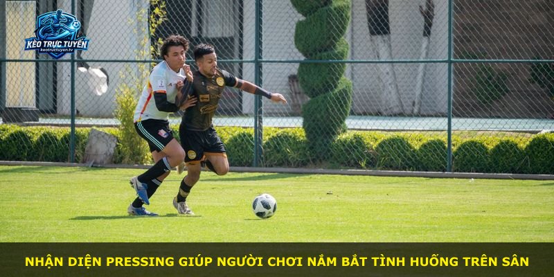 Nhận diện pressing giúp người chơi nắm bắt tình huống trên sân